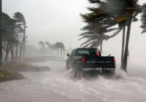 Acapulco Azotado Bajo El Implacable Paso De La Tormenta Otis