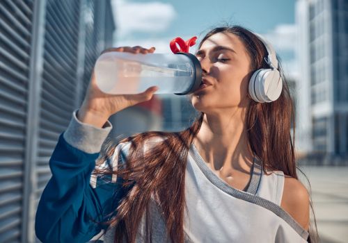 beneficios de consumir agua diariamente